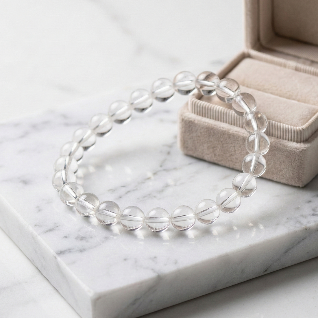 Bracelet cristal de roche en perles de pierre naturelle porté au poignet