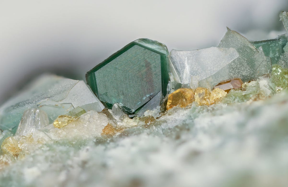 Cristal d'amazonite vert sur matrice de quartz blanc - vertus amazonite lithothérapie