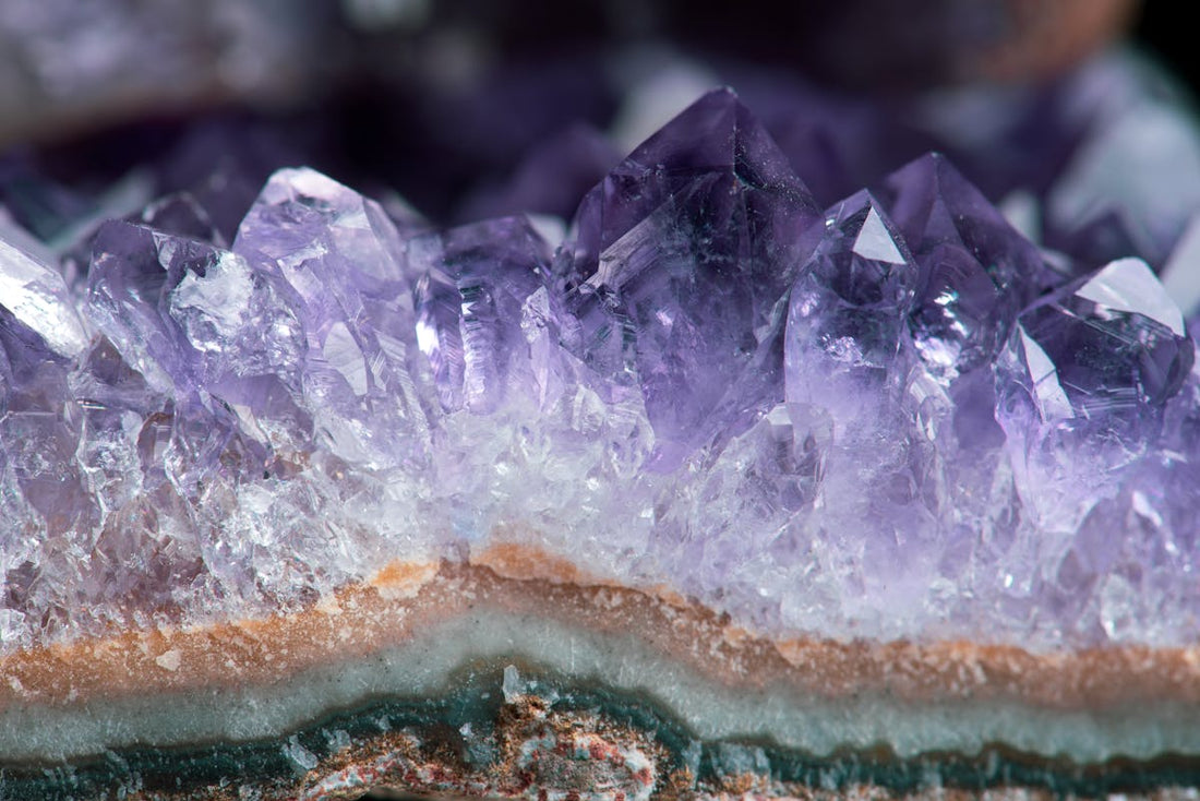 Cristal d'améthyste violet en gros plan - vertus améthyste lithothérapie