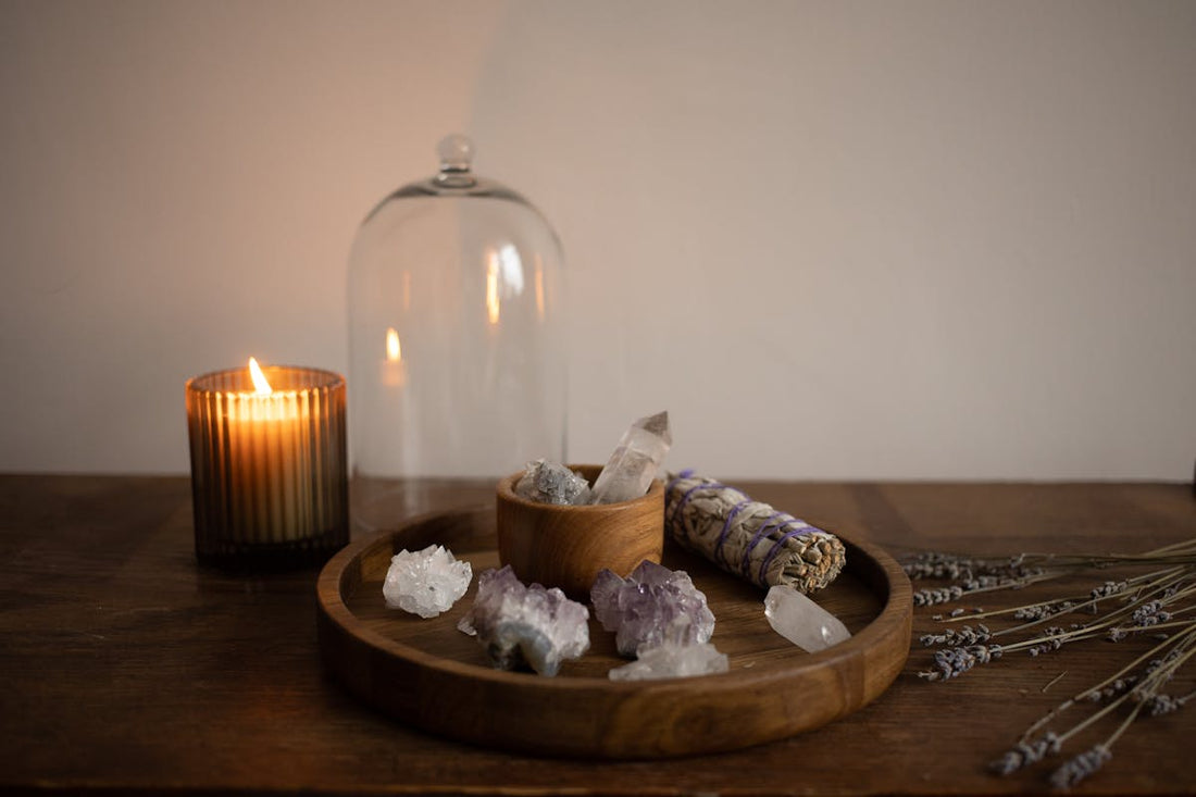 Ambiance rituel naturel avec cristaux, sauge et bougie