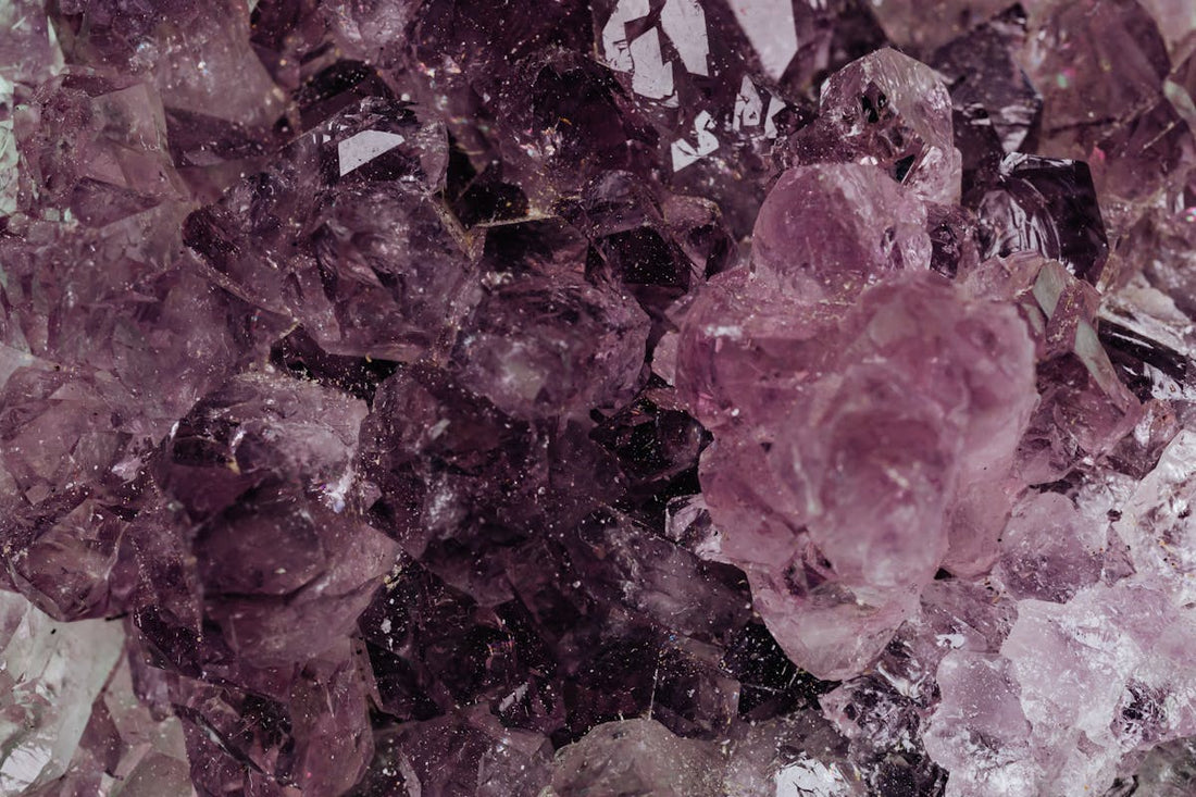 Cristaux violets en gros plan, énergie spirituelle