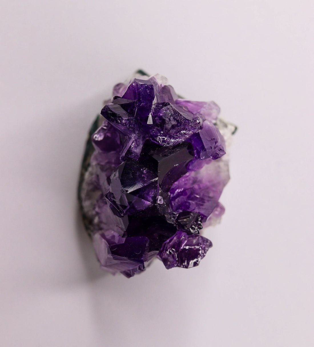 Améthyste ou Howlite : Quelle Pierre Anti-Stress Choisir ?