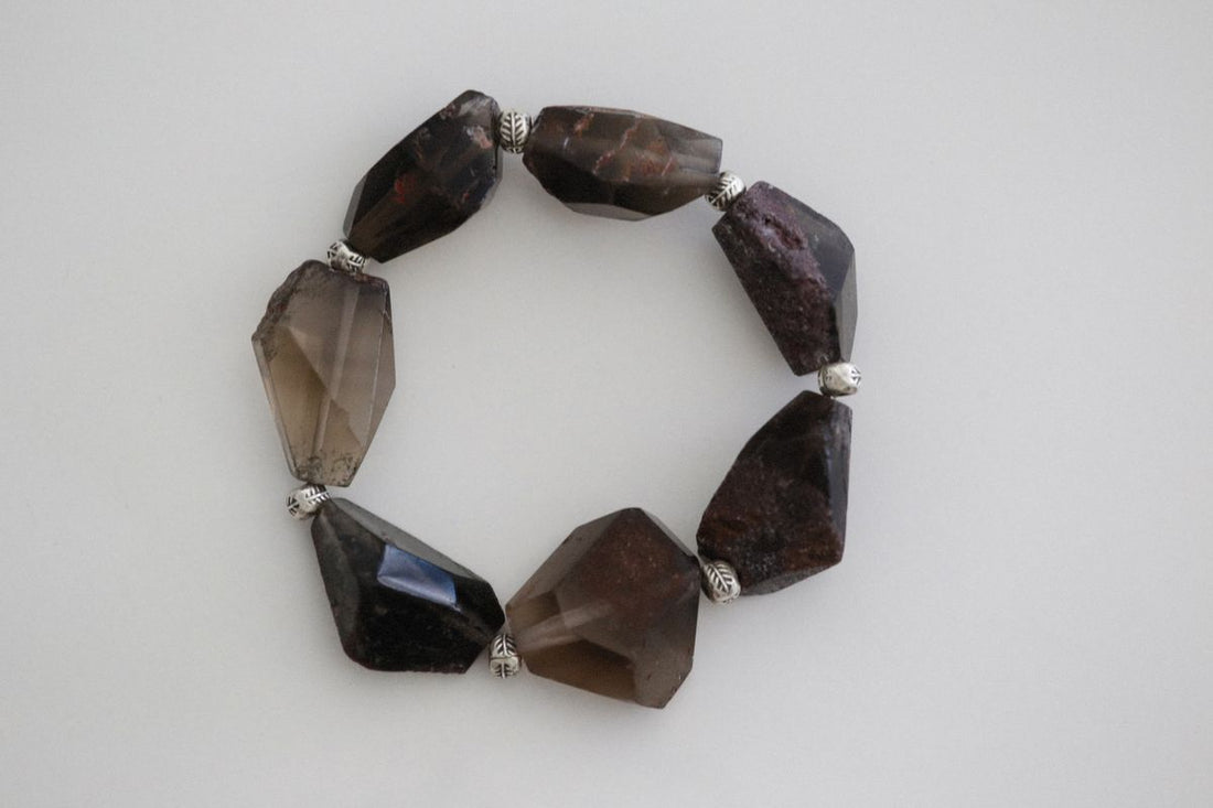 Bracelet homme : perles mates ou brillantes ? Comment choisir