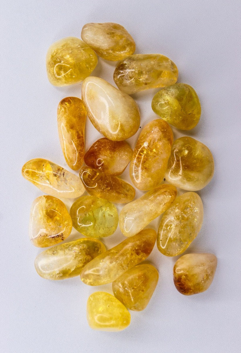 Citrine ou Pyrite : Quelle Pierre pour l'Abondance ?