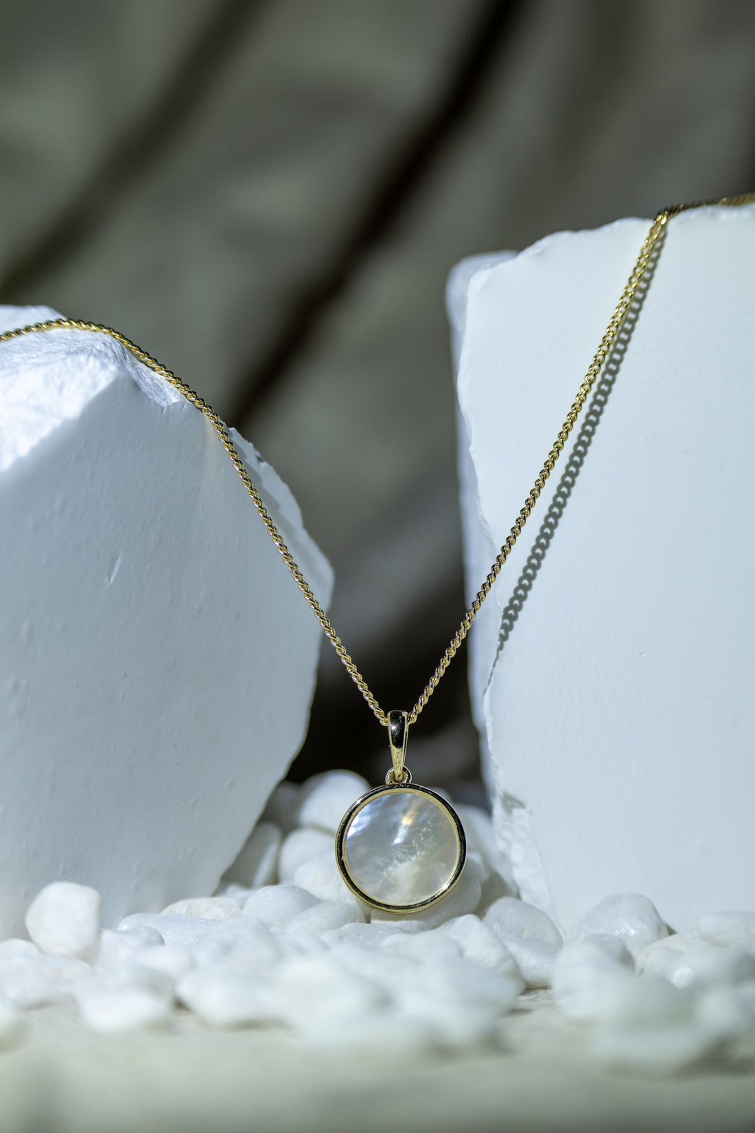 Bracelet pierre de lune : blanche ou arc-en-ciel ? Le guide pour choisir