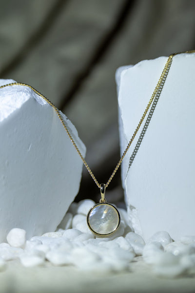 Bracelet pierre de lune : blanche ou arc-en-ciel ? Le guide pour choisir