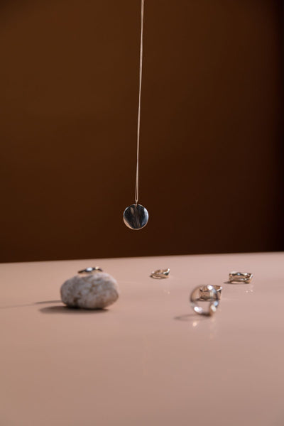 Pendentif Améthyste ou Quartz Rose : Lequel Choisir ?