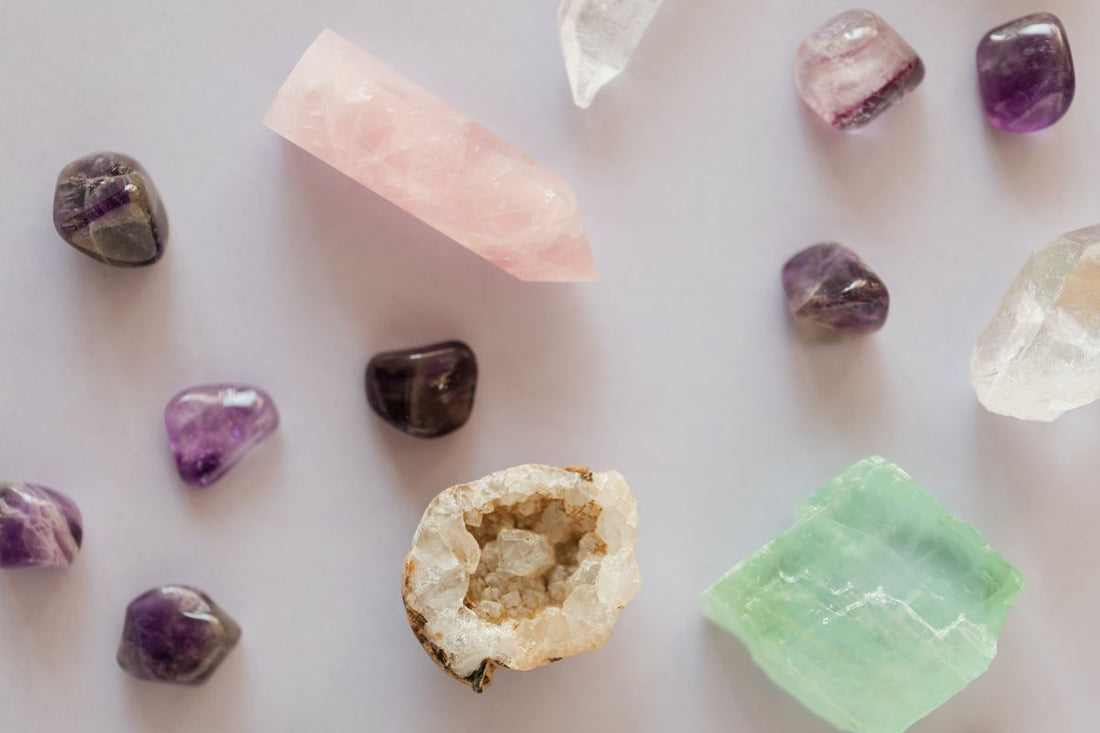 Boucles d'oreilles en pierre naturelle posées sur un fond clair