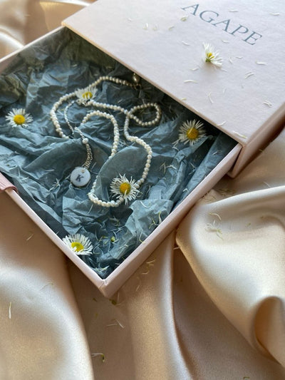 Cadeau jeune maman : quel bijou en pierre offrir ?