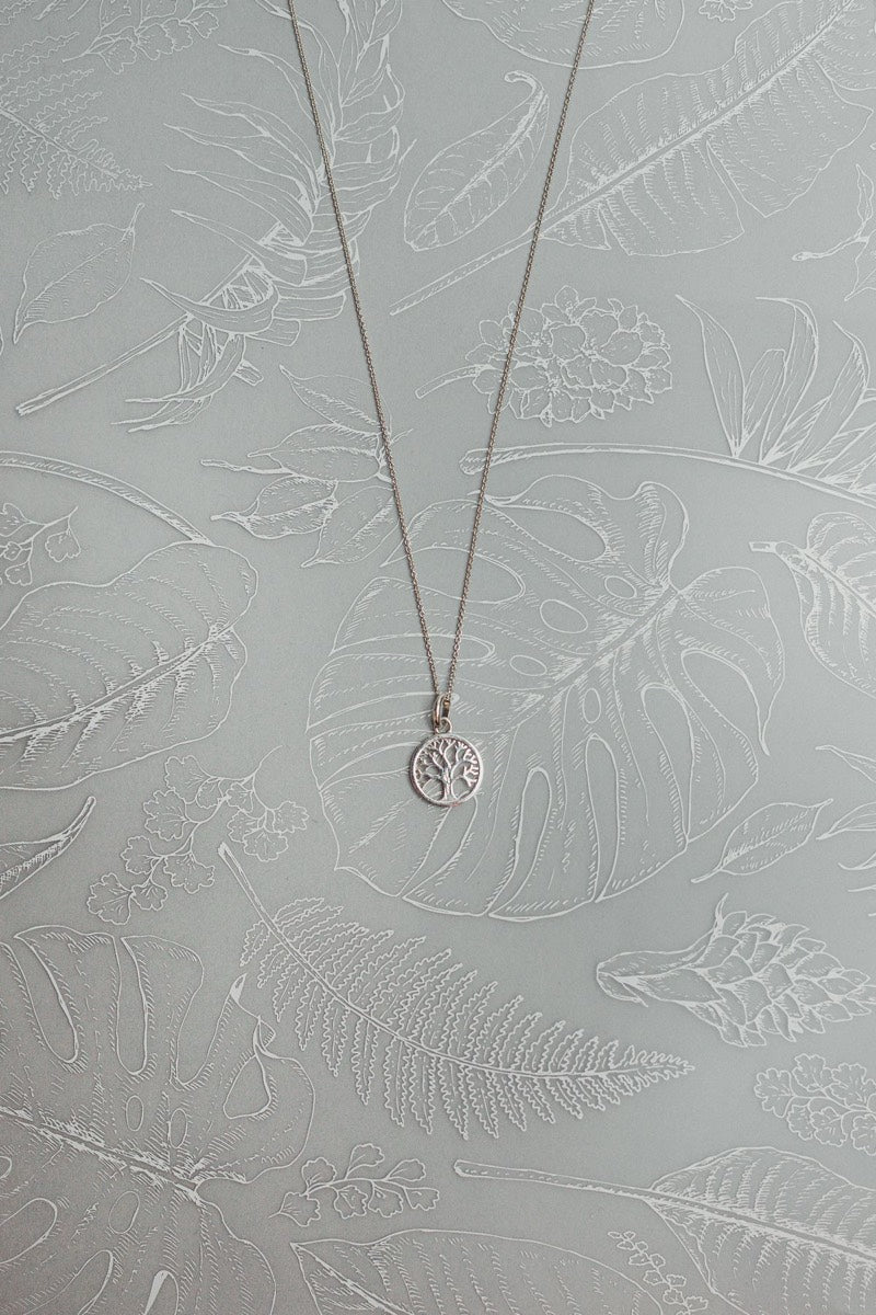 Cadeau grand-mère : quel collier arbre de vie choisir ?