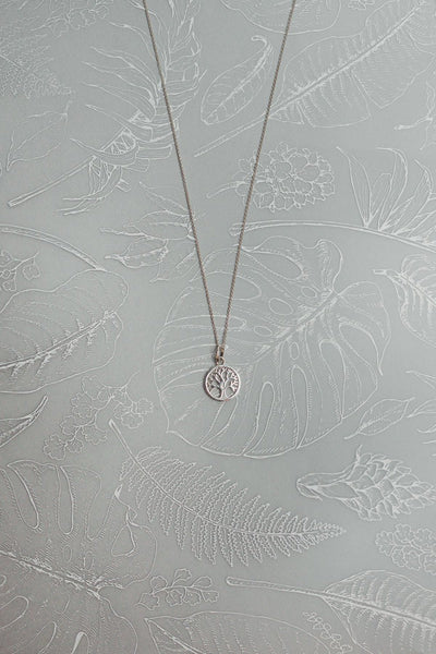 Cadeau grand-mère : quel collier arbre de vie choisir ?