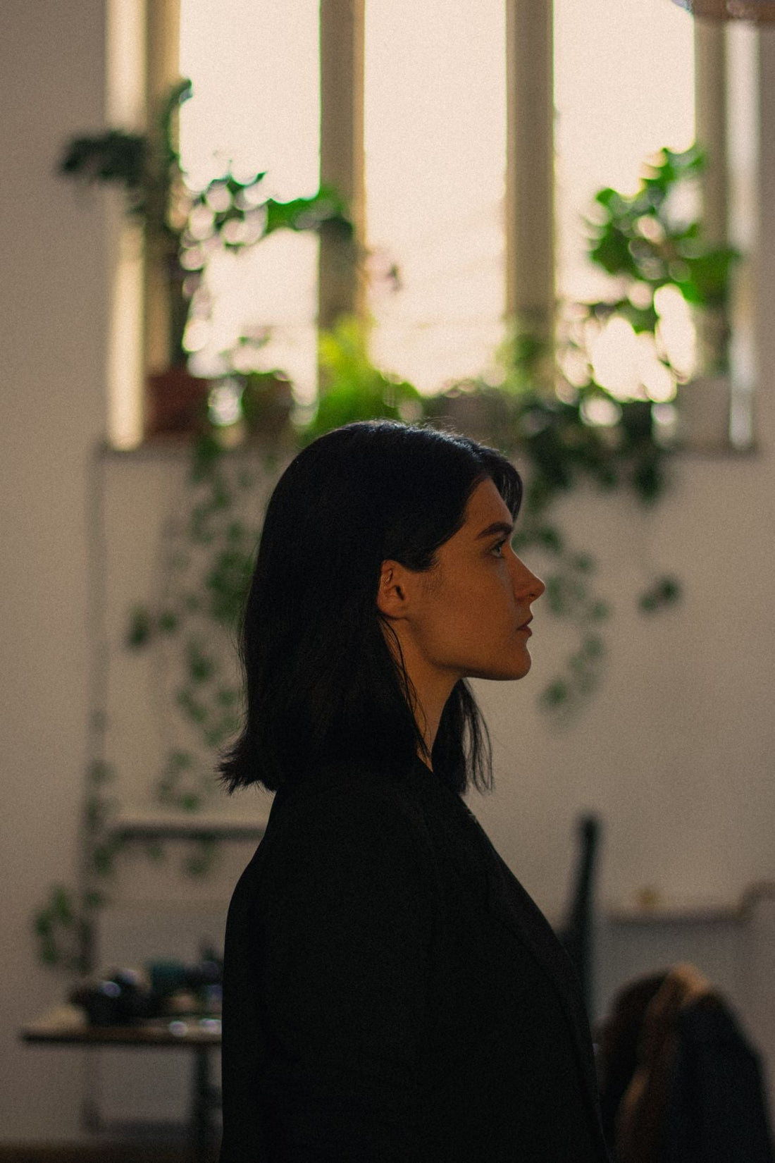 Femme en contemplation au lever du jour - signification 00h01
