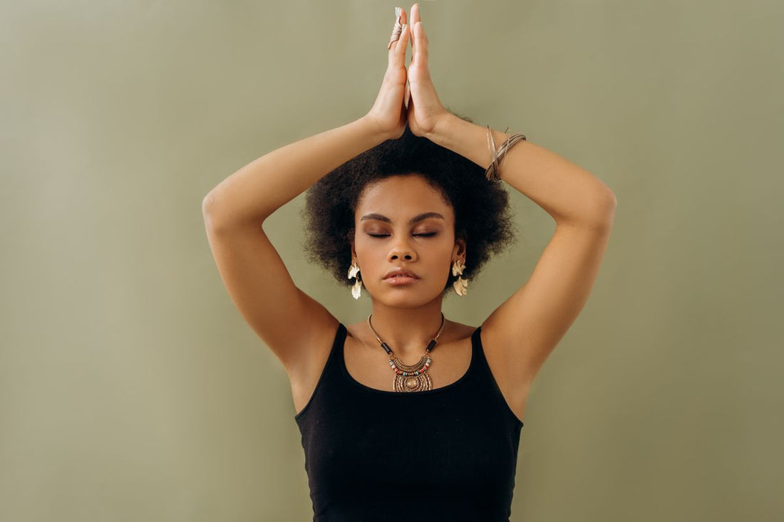 Méditation mains en prière, sérénité - signification 01h00