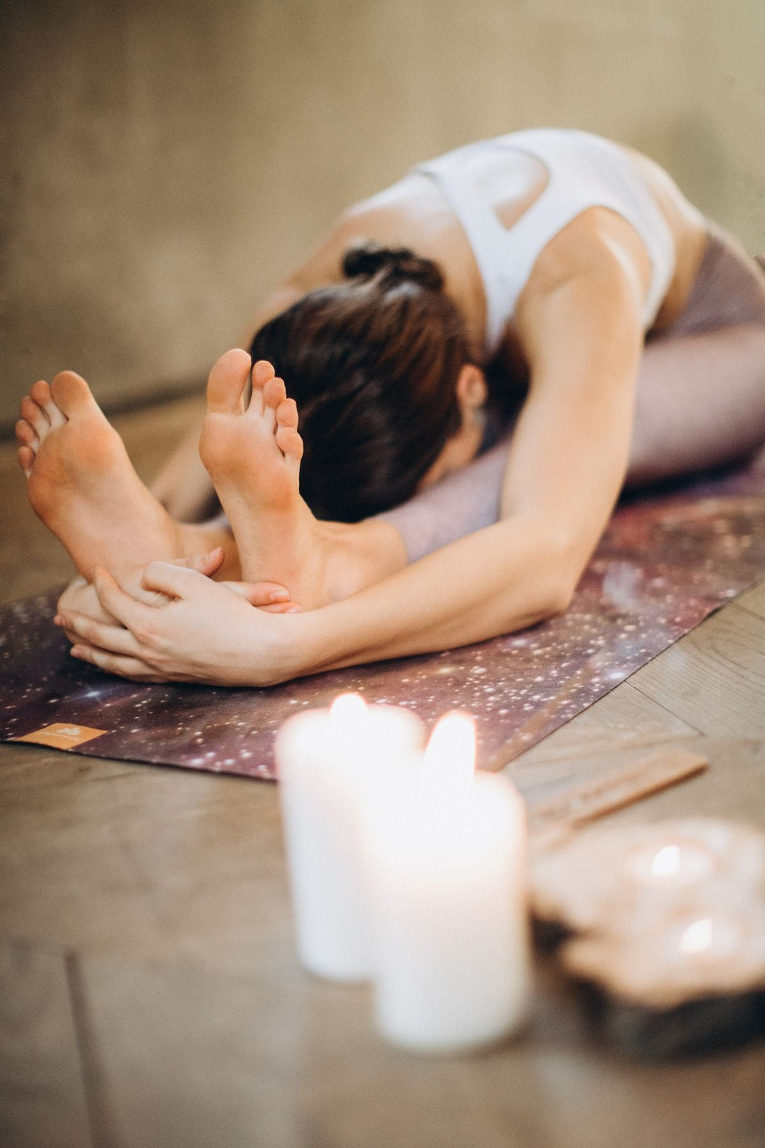 Posture de yoga aux bougies, ambiance zen - signification 17h22