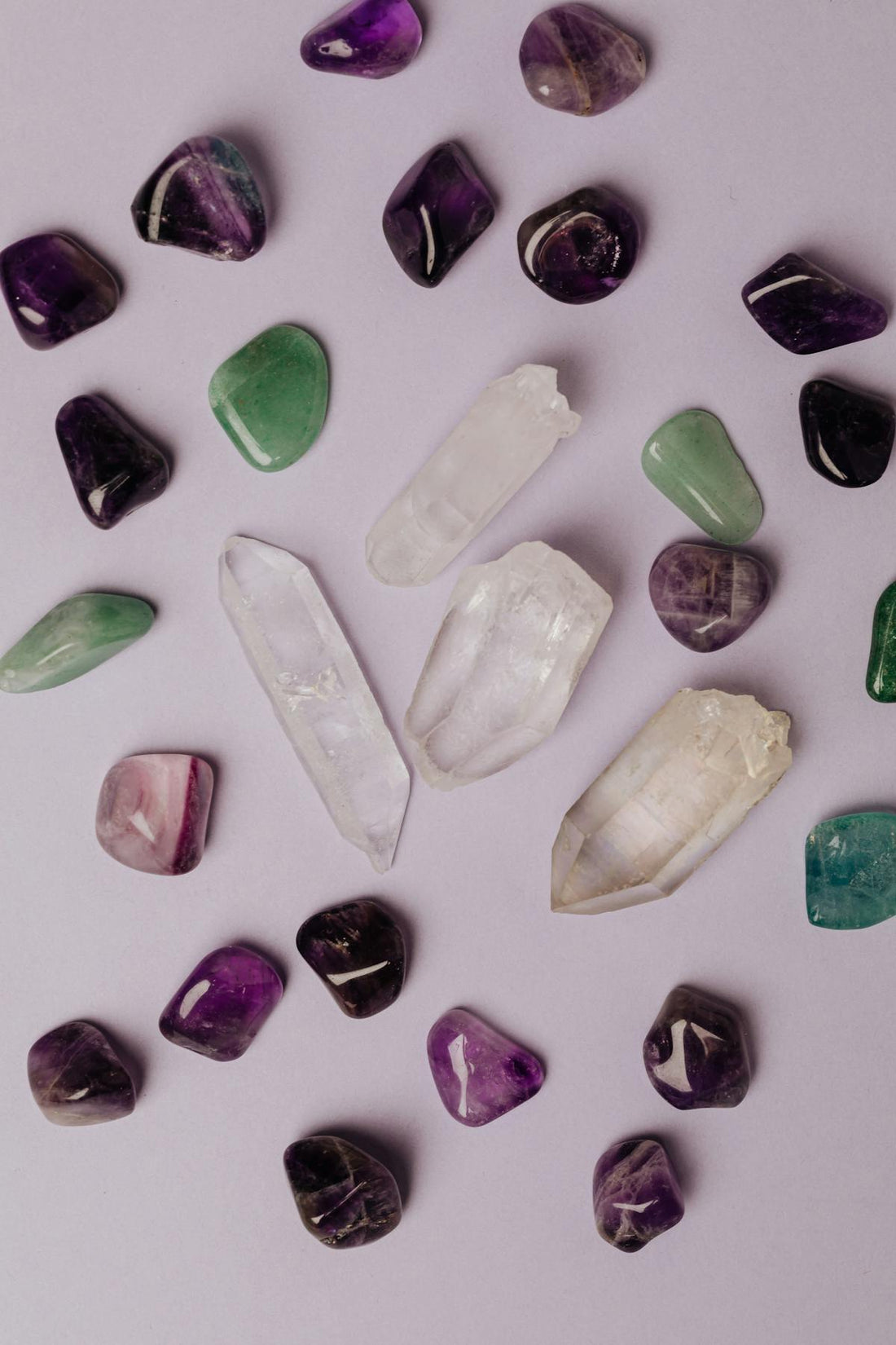 Collection de cristaux et quartz variés sur fond lavande - comment choisir orgonite | Source Sacrée