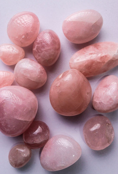 Quartz Rose ou Pierre de Lune : Quel Bracelet d'Amour Choisir ?