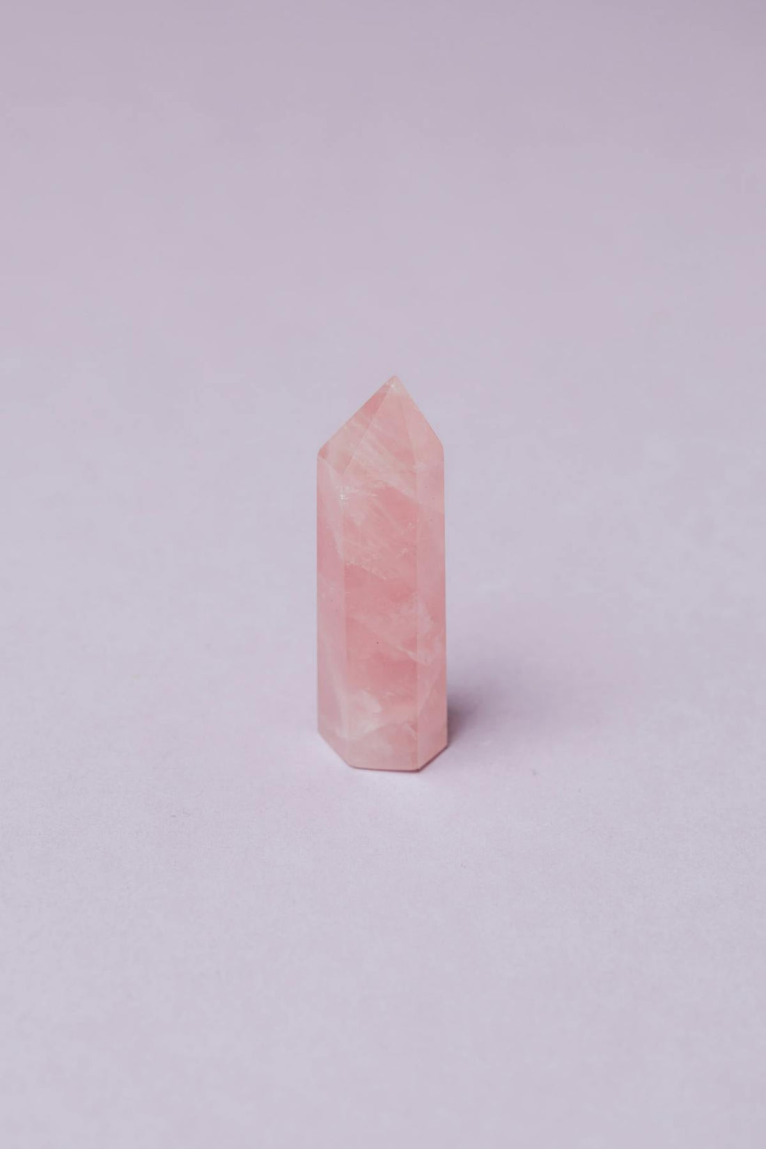 Cristal rose poli en pointe pour le cœur en lithothérapie