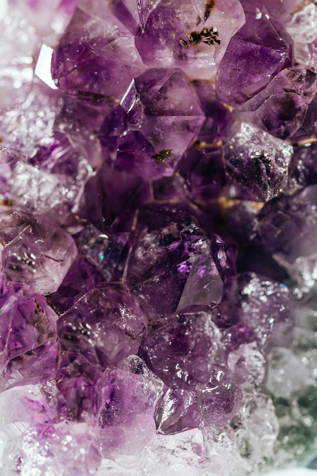 Cristaux charoïte violet tourbillonnant - lithothérapie | Source Sacrée