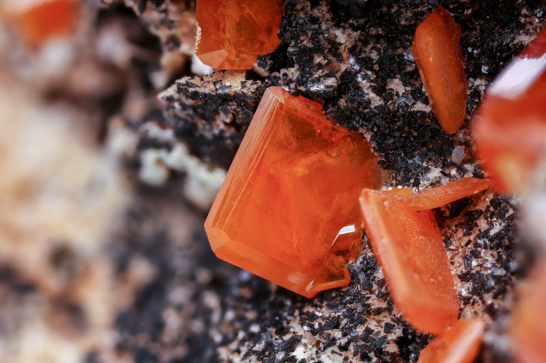 Minéraux rouges et oranges bruts en gros plan - vertus cornaline lithothérapie
