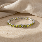 Bracelet Péridot Naturel Argent 925 – Pierre d'Août — photographie produit sur travertin beige