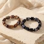 Bracelet Agate Dentelle 12 mm — Tubes Café ou Noirs — photographie produit sur travertin beige