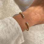 Bracelet Jonc Torsadé Doré en Pierre Naturelle — bijou porté en situation