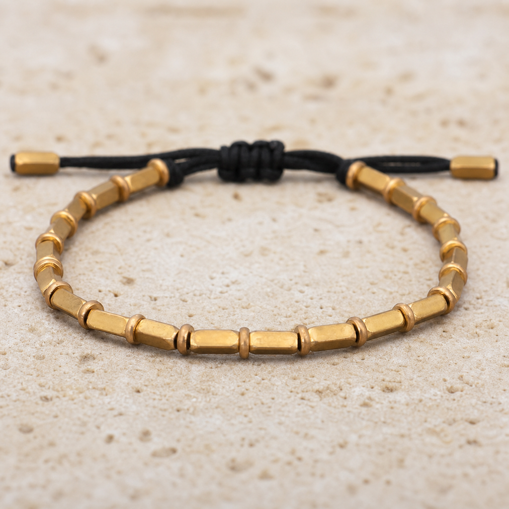Bracelet Tibétain Perles de Cuivre Doré Tressé à la Main — gros plan sur les matières et finitions