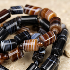 Bracelet Agate Dentelle 12 mm — Tubes Café ou Noirs — gros plan sur les matières et finitions