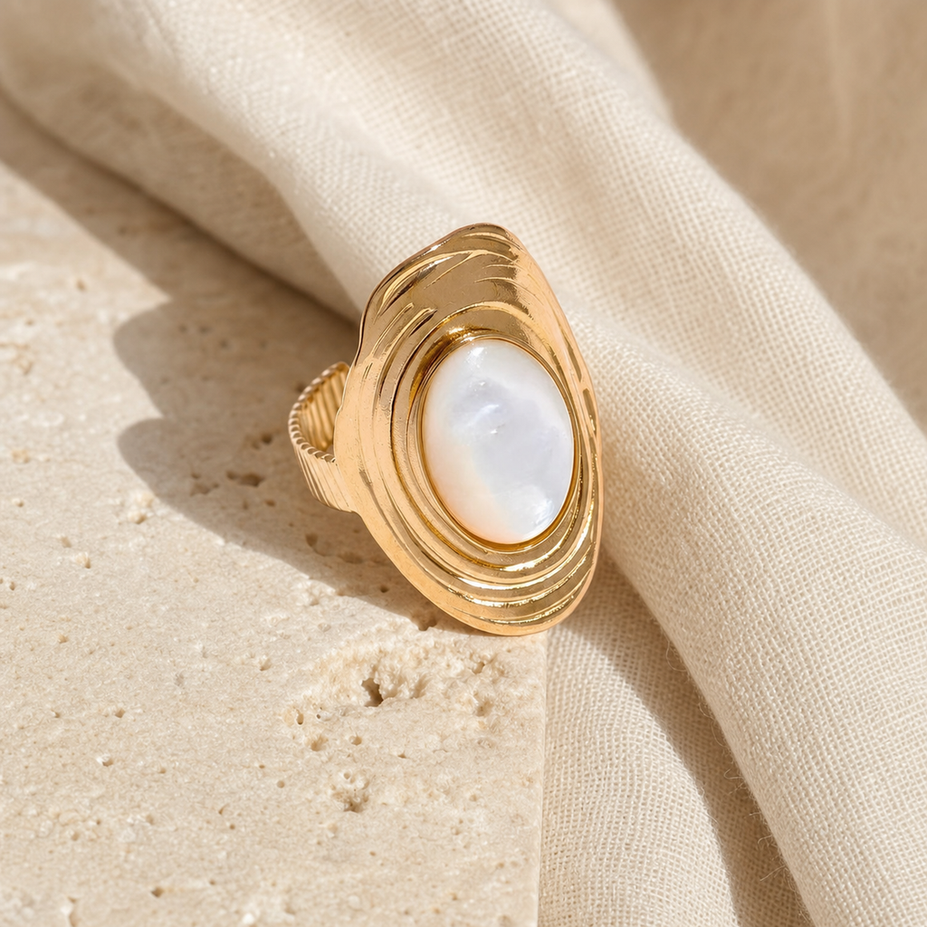 Bague Nacre Blanche Navette — photographie produit premium