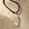 Pendentif Pierre Brute - Cristal de Roche — photographie produit premium