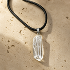 Pendentif Pierre Brute - Cristal de Roche — photographie produit premium