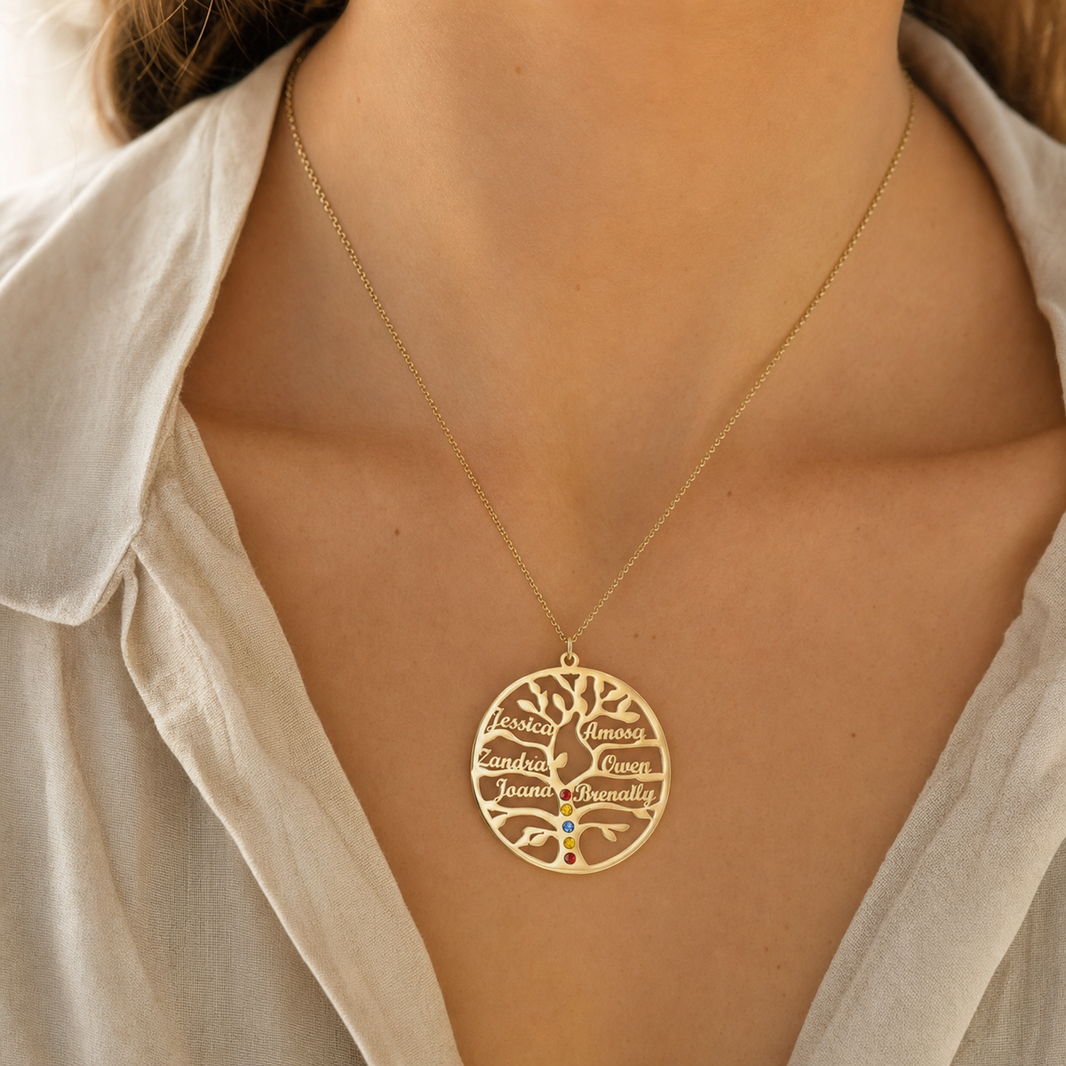 Collier Arbre de Vie Personnalisé Prénoms & Cristaux de Naissance — photographie produit premium