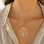 Collier Arbre de Vie Personnalisé Prénoms & Cristaux de Naissance — photographie produit premium