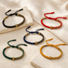 Bracelet Tibétain Tressé Main & Perle Mantra Gravée — photographie produit premium