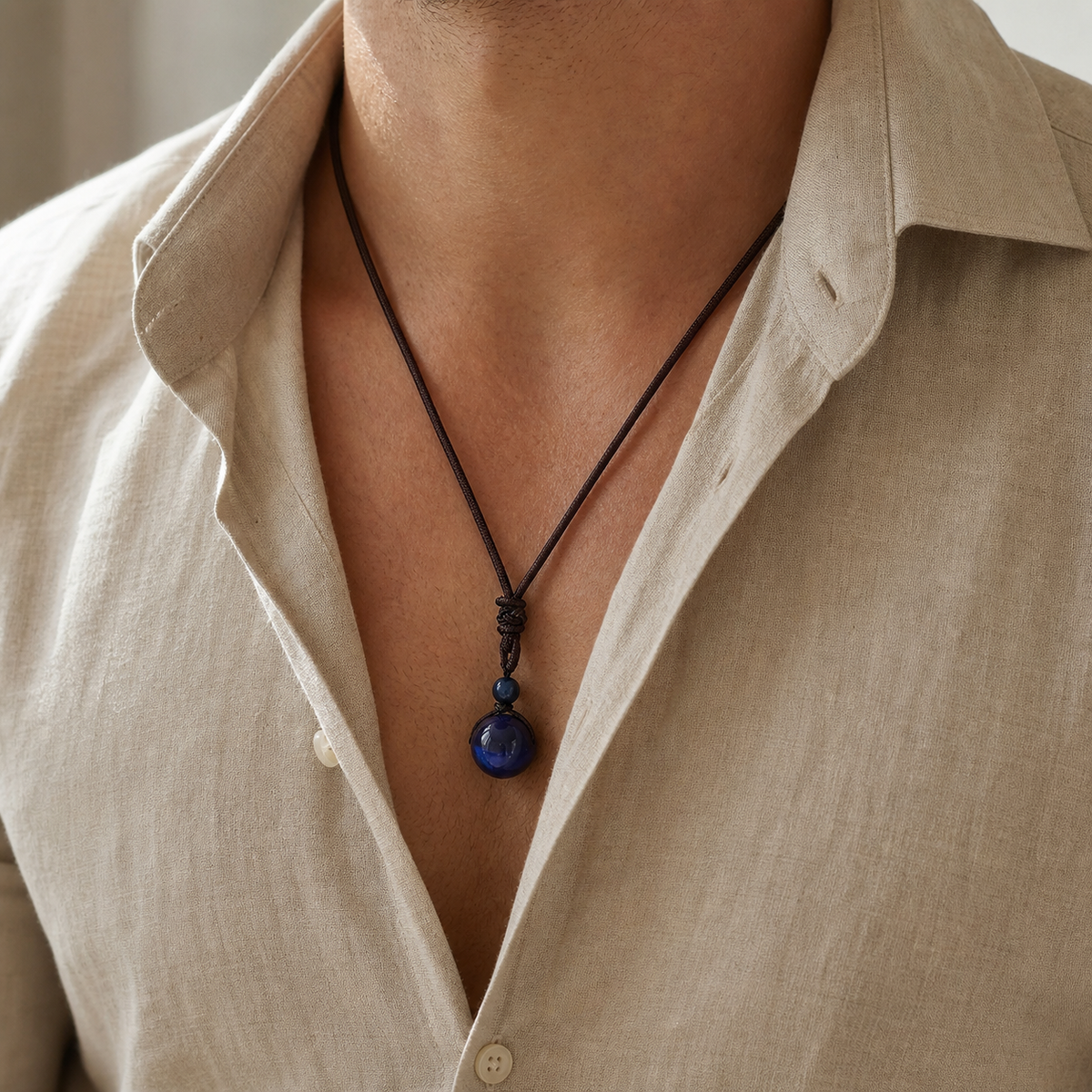 Collier Homme Œil de Faucon — Pierre 16 mm sur Cordon Tressé — vue en situation