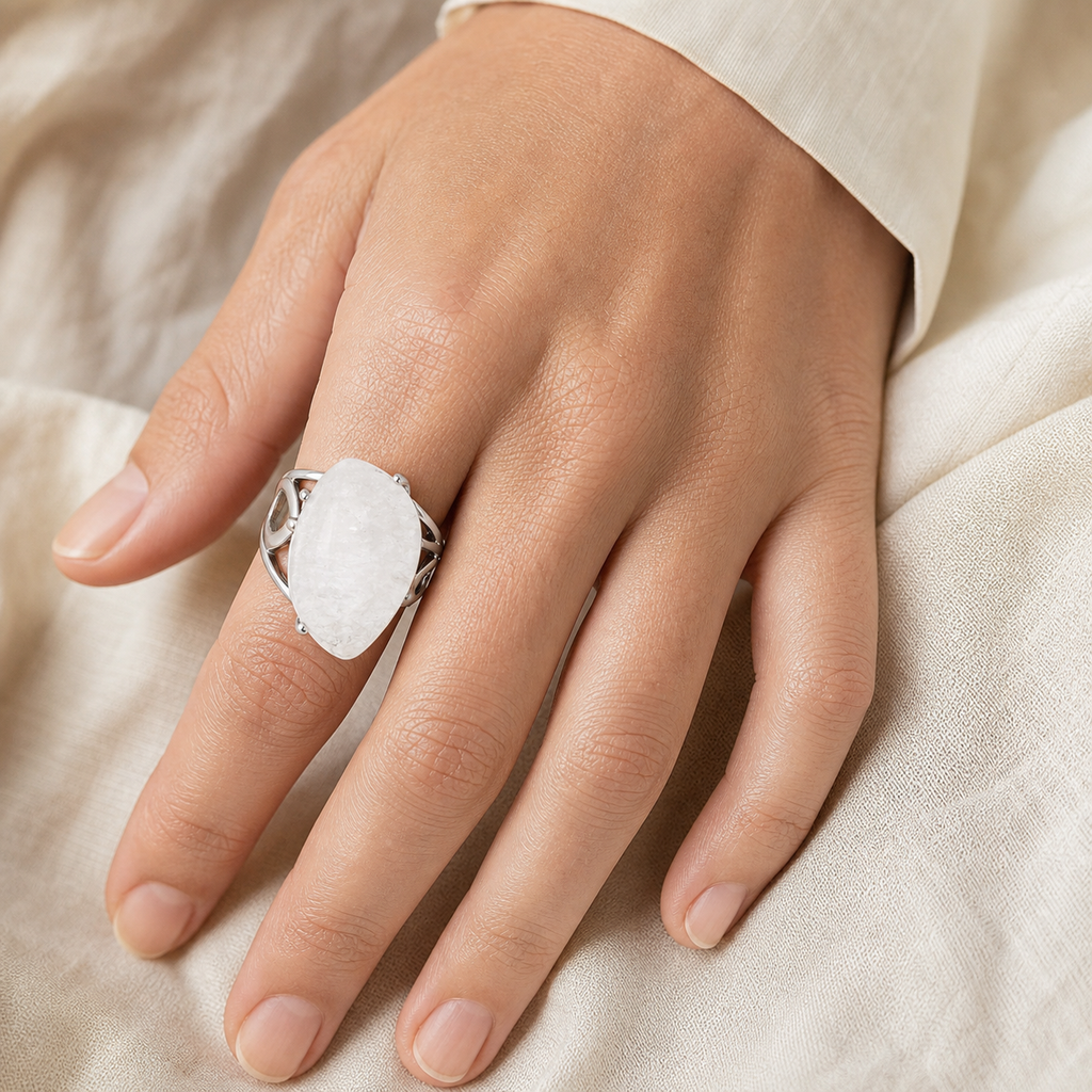 Bague Quartz Blanc Réglable — vue en situation