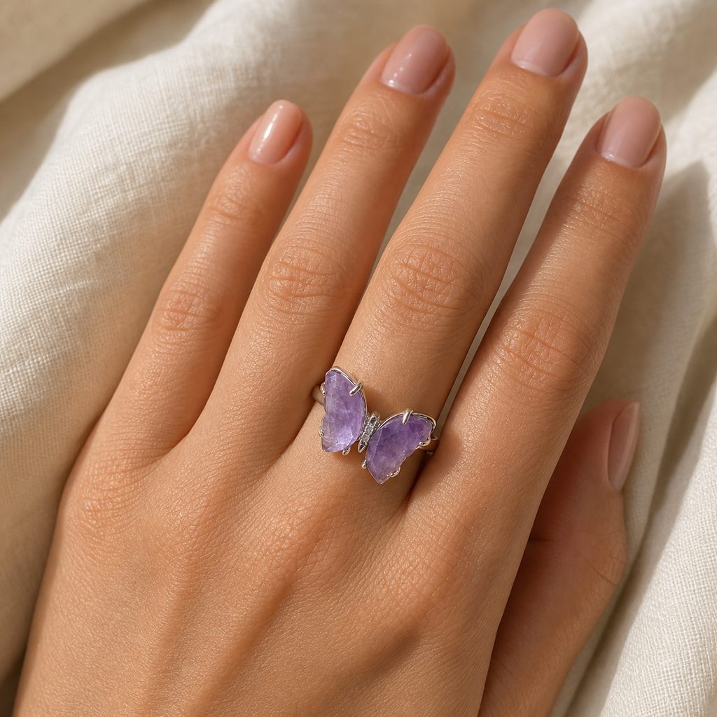 Bague Papillon Améthyste — bijou porté en situation