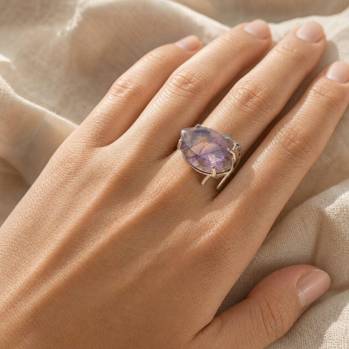 Bague Améthyste Réglable — vue en situation