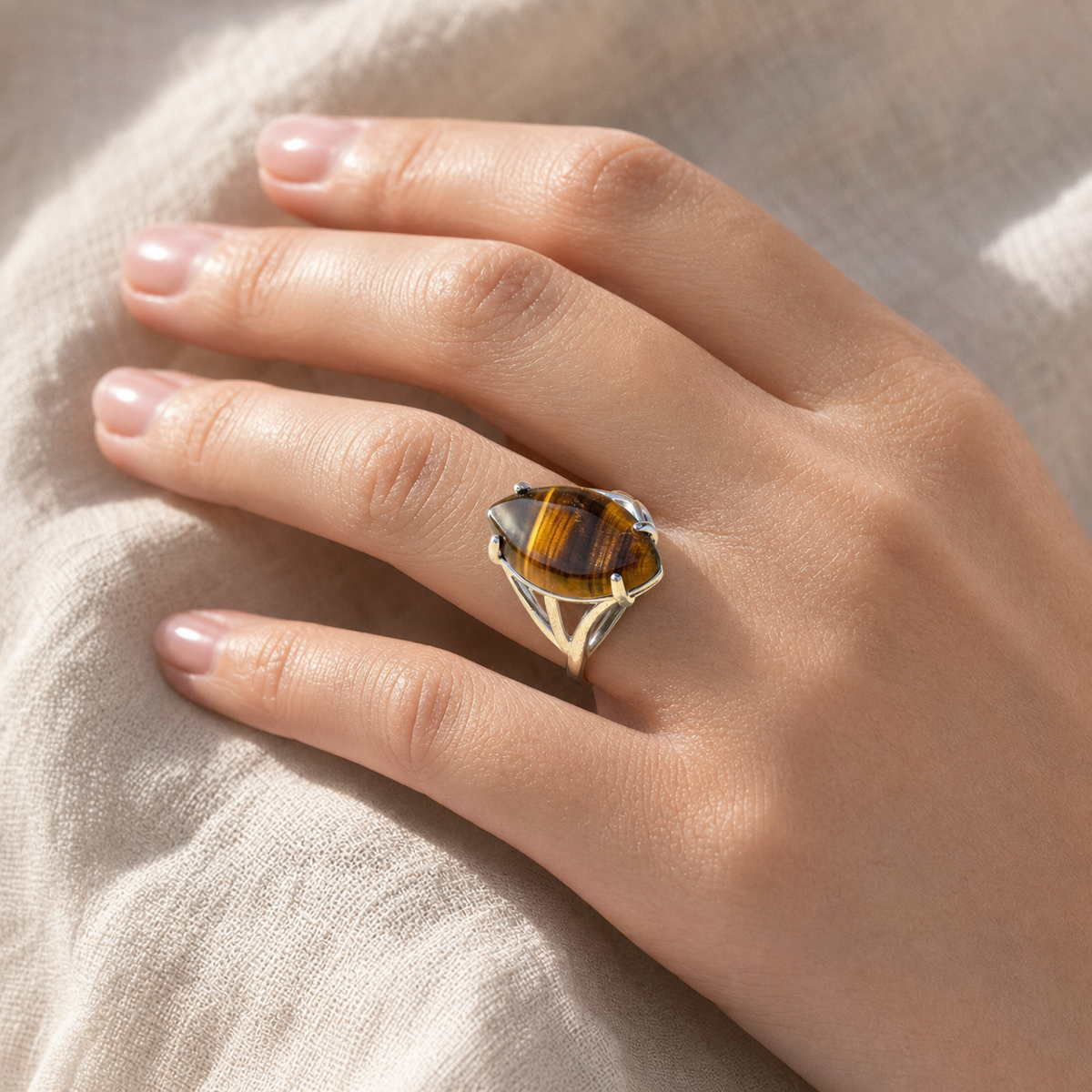 Bague Œil de Tigre Réglable — vue en situation