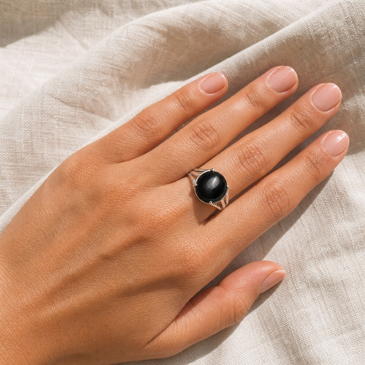 Bague Agate Noire Cabochon — bijou porté en situation