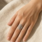 Bague Nœud de Sorcière Réglable — bijou porté en situation