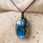 Collier Labradorite Naturelle, Galet Poli sur Cordon — détail matière et finition