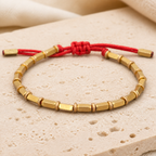 Bracelet Tibétain Perles de Cuivre Doré Tressé à la Main — détail matière et finition