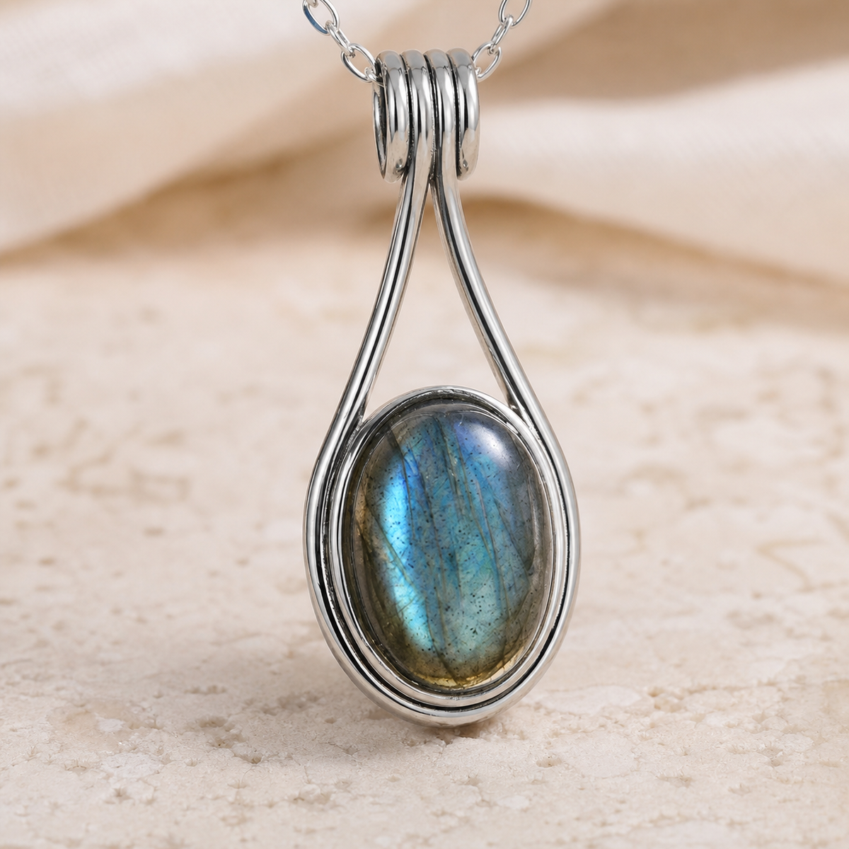 Pendentif Labradorite Bleue Ovale 10x14 mm, Argenté — détail de la pierre et du sertissage