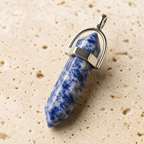 Pendentif Pointe - Sodalite — détail de la pierre et du sertissage