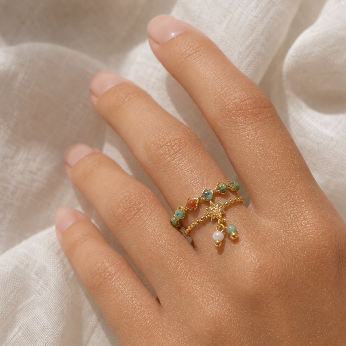 Bague turquoise africaine naturelle portée à la main