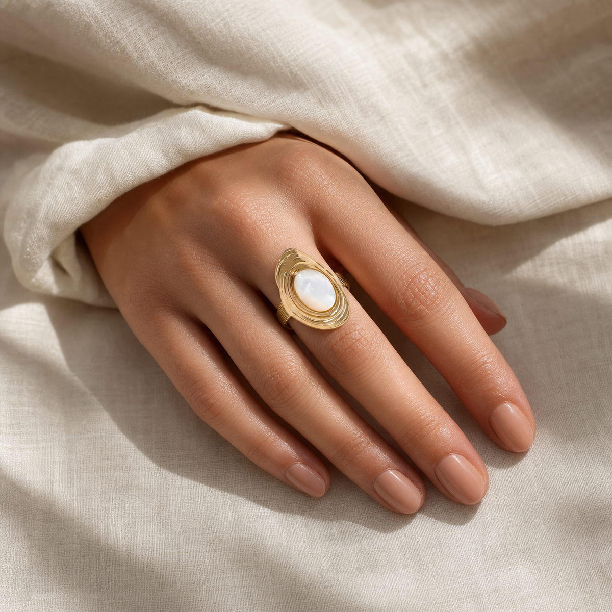 Bague Nacre Blanche Navette — bijou porté ou variantes