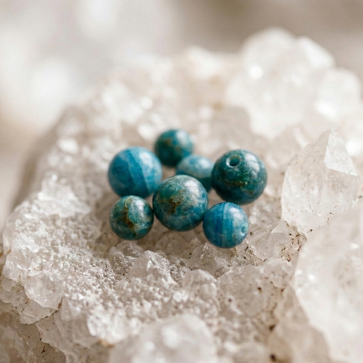 Bracelet apatite bleue porte au poignet pierre bleue naturelle