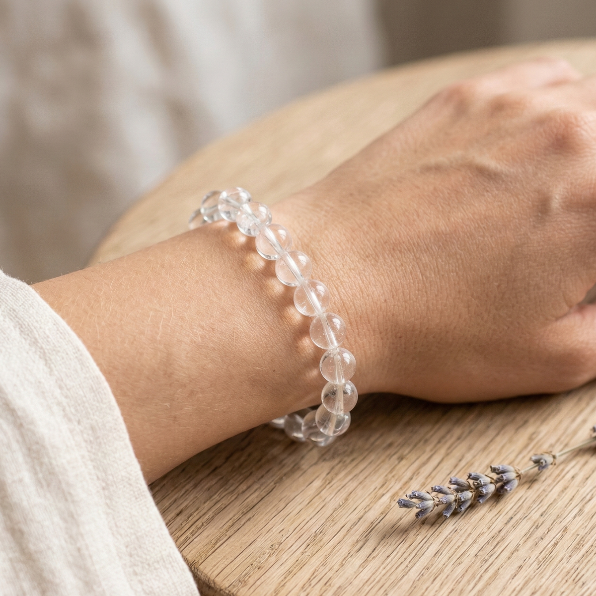 Bracelet cristal de roche porté au poignet pierre transparente