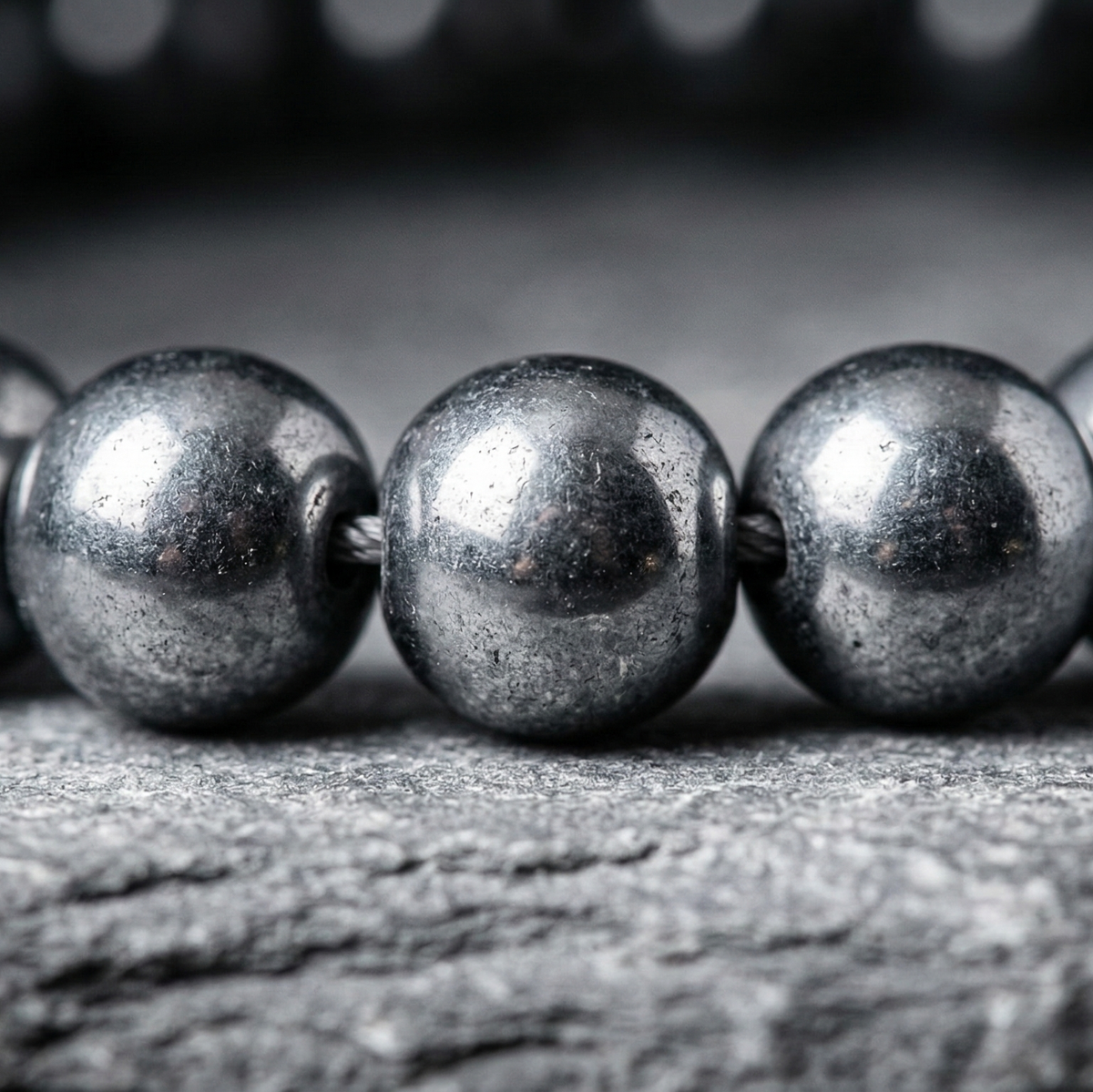 Bracelet hématite perles polies gros plan ancrage